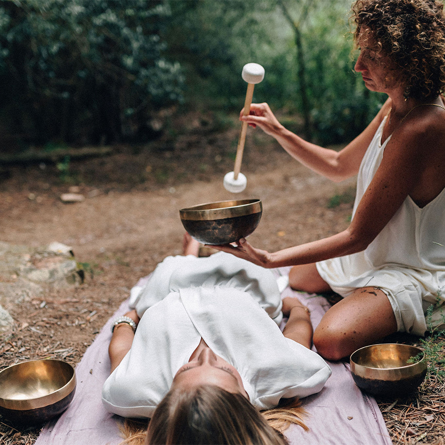 manuela tocando el cuenco sobre una paciente